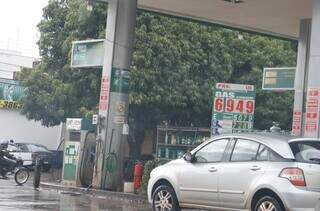 Posto de combustíveis em Dourados, com gasolina a R$ 6,94. (Foto: Helio de Freitas)