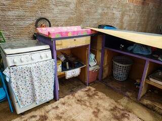 Fogão, utensílios e outros móveis foram alocados embaixo de lona. (Foto: Aletheya Alves)