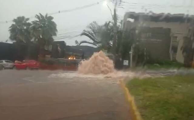 Bueiros transbordam e altura da &aacute;gua alcan&ccedil;a teto de carros