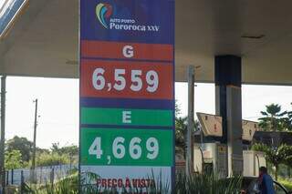 Posto mostra gasolina à venda por R$ 6,55 e etanol a R$ 4,66. (Foto: Henrique Kawaminami)
