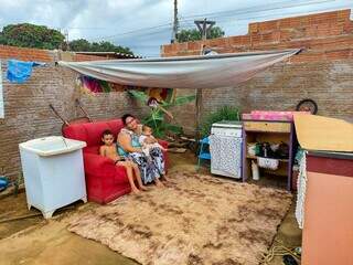 Ingrid Mesquita de Araújo montou estrutura improvisada para viver com os filhos. (Foto: Aletheya Alves)