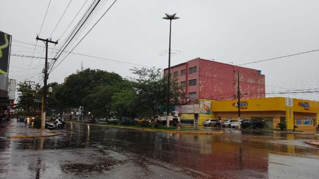 Chuva dura o dia inteiro e j&aacute; acumula 60 mil&iacute;metros em Dourados