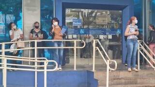 Clientes aguardando atendimento em banco de Ponta Porã. (Foto: Direto das Ruas) 