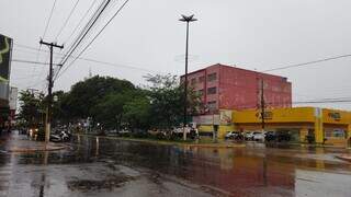 Chuva na tarde desta sexta na Marcelino Pires, em Dourados (Foto: Helio de Freitas)