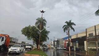 Chuva começou ainda na madrugada desta sexta em Dourados e cidades da fronteira (Foto: Helio de Freitas)