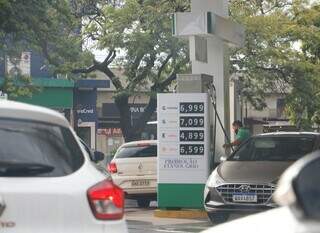 Posto de combustível em Dourados, com litro da gasolina a R$ 6,99. (Foto: Helio de Freitas)