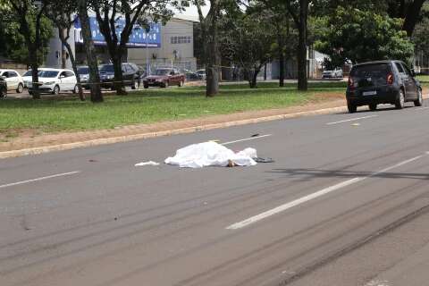 Mulher morre atropelada tentando atravessar Avenida Costa e Silva 