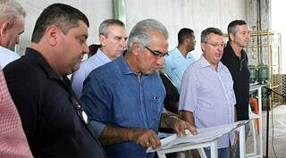 Governador assinando o pontapé para as obras de pavimentação da rodovida (Foto: Divulgação)