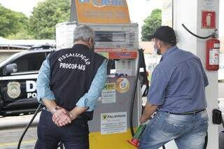 Procon, ANP e Decon têm feito ação conjunta para coibir irregularidades na venda de combustíveis. (Foto: Kísie Ainoã)