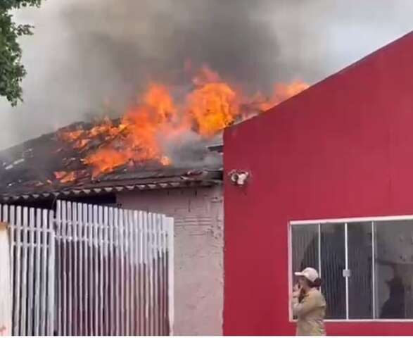 Em poucos minutos, inc&ecirc;ndio toma conta de floricultura e teto desaba