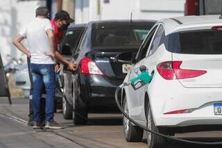 Veículos sendo abastecidos em posto de combustível da Capital. (Foto: Marcos Maluf) 