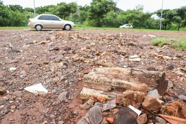 Enxurrada leva pedregulho e cobre trecho de 100 metros da L&uacute;dio Coelho 