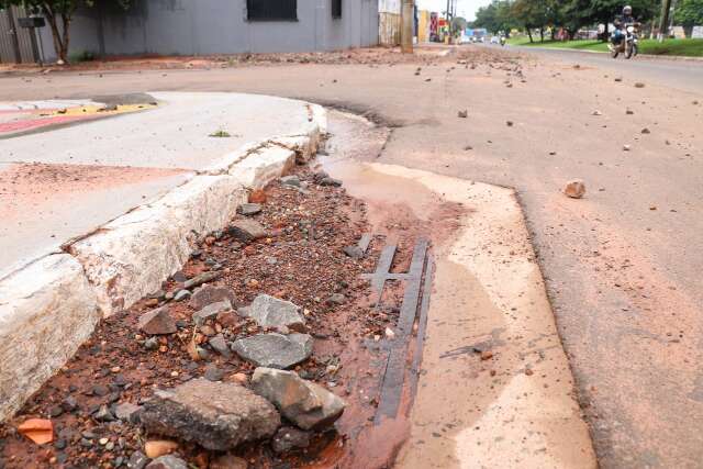 Bocas de lobo entupidas causaram alagamentos na regi&atilde;o da Av. Marechal Deodoro