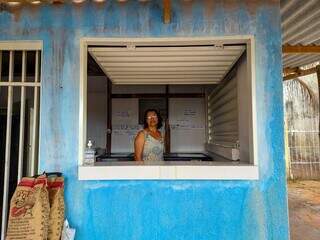 Vanda Oliveira em sua peixaria com paredes azuis no Jardim Anache. (Foto: Aletheya Alves)