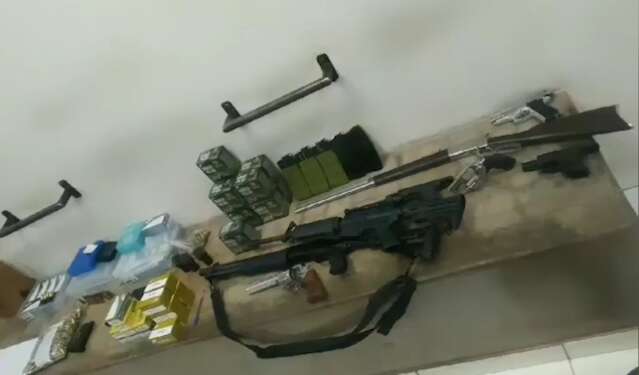 Pol&iacute;cia encontra 2 fuzis e pistolas ao atender den&uacute;ncia de viol&ecirc;ncia dom&eacute;stica 