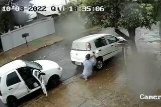 Homem é flagrado tentando furtar combustível de outro veículo (Foto: Reprodução)