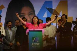 Rose Modesto acena para apoiadores durante discurso de lançamento da pré-campanha. (Foto: Divulgação/Assessoria)