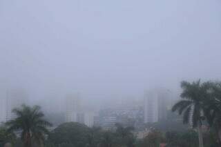 Por volta das 6h30 deste sábado, névoa encobria Campo Grande. (Foto: Henrique Kawaminami)