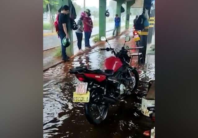 Em apenas cinco minutos de chuva, pista do Detran fica alagada 