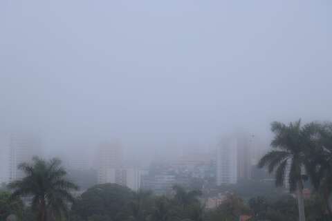 Capital amanhece encoberta de névoa e previsão indica mais chuva neste sábado