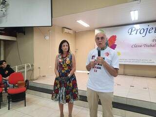 Mônica Dallari e Eduardo Suplicy são autores de livro lançado hoje, na Fetems. (Foto: Caroline Maldonado)