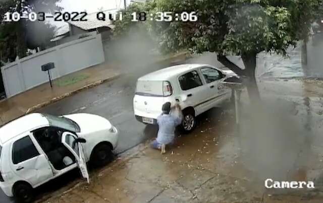 Homem &eacute; flagrado tentando furtar l&iacute;quido precioso hoje em dia: gasolina