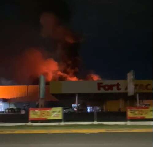 Inc&ecirc;ndio atinge loja do Fort Atacadista 