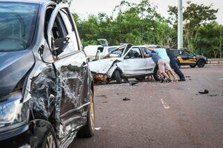 Homem &eacute; socorrido em estado grave ap&oacute;s carros baterem de frente 