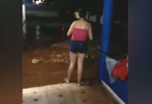 &quot;N&atilde;o pensei que acabaria com minha resid&ecirc;ncia&quot;, diz mulher que teve casa alagada