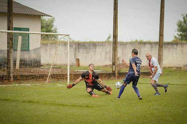 Marquinhos encontra lideran&ccedil;as pol&iacute;ticas e joga futebol em S&atilde;o Gabriel do Oeste