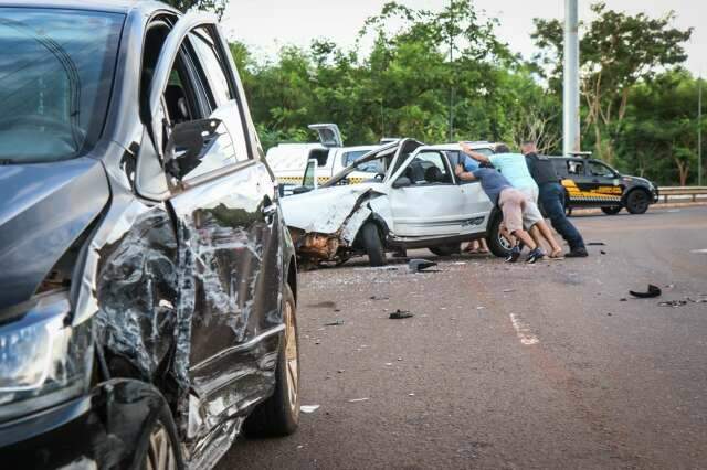 Homem &eacute; socorrido em estado grave ap&oacute;s carros baterem de frente 
