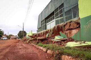 Muro da Escola Estadual Waldemir Barros da Silva caiu após chuva forte. (Foto:Henrique Kawaminami)