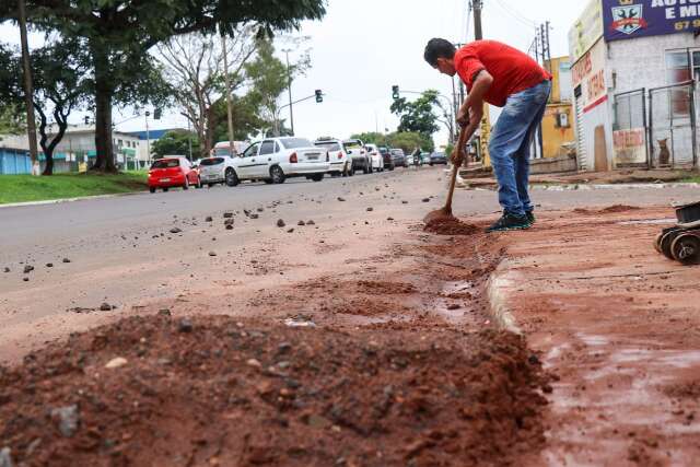 S&aacute;bado &eacute; de faxina em avenidas de Campo Grande ap&oacute;s chuva de 105 mil&iacute;metros 
