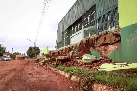 Muro de escola estadual cai pela 3ª vez durante chuvas na Moreninhas 