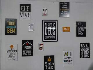 Placas decorativas em uma das paredes da igreja. (Foto: Aletheya Alves)