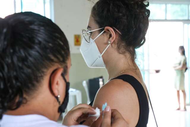 Tr&ecirc;s locais abrem para vacina&ccedil;&atilde;o contra covid neste domingo 