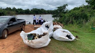 Sacolas de lixo retiradas do rio (Foto: Divulgação)