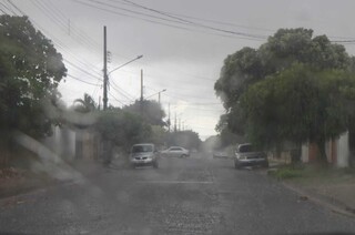 Moradores do Jardim Panamá já enfrentam chuva neste domingo. (Foto: Paulo Francis)