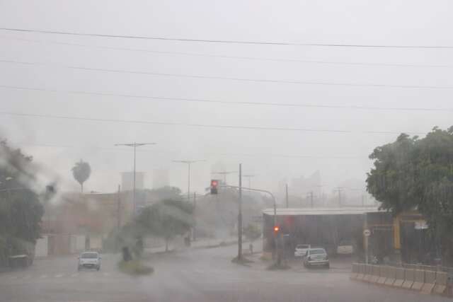 Tarde de domingo come&ccedil;a com chuva forte em alguns locais de Campo Grande