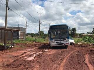 Temporal deixou muito barro, transtorno e até ônibus atolado no Bom Retiro Temporal deixou muito barro, transtorno e até ônibus atolado no Bom Retiro
