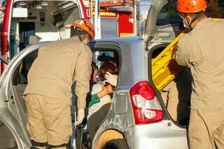 Mulher cochila ao volante, colide carro em &aacute;rvore e &eacute; socorrida pelos bombeiros