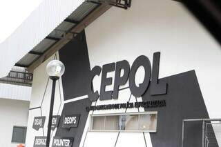 Homem &eacute; morto com golpe de faca no peito em bar da Capital