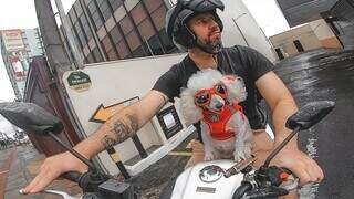 Poodle tem ocúlos de proteção e roupa especial para andar de moto. (Foto: Arquivo Pessoal)