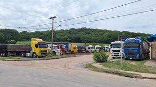 Carretas de transporte que deveriam estar no Porto Seco, mas nem saíram do estacionamento. (Foto: Setlog Pantanal)