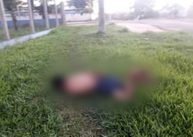 Com m&atilde;os amarradas, homem &eacute; executado e deixado em campo de futebol
