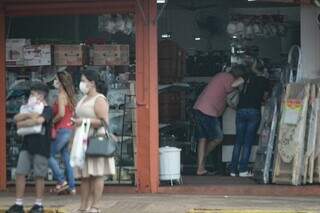 Clientes andam pelo Centro de Campo Grande. (Foto: Marcos Maluf)