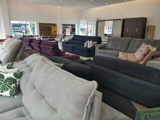 Loja de móveis dará 2 mil reais de desconto em sofá. (Foto: Cleber Gellio)