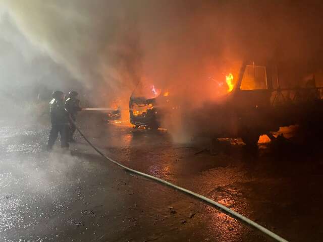 Inc&ecirc;ndio em garagem destr&oacute;i 3 micro-&ocirc;nibus e bombeiros controlam chamas