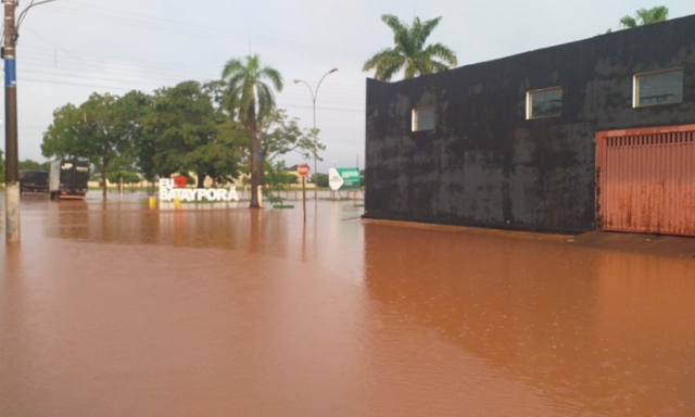 Chuva forte alaga ruas, derruba &aacute;rvores e transborda lagoa em cidades de MS 