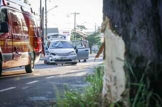 Mulher cochila ao volante, colide carro em &aacute;rvore e &eacute; socorrida pelos bombeiros